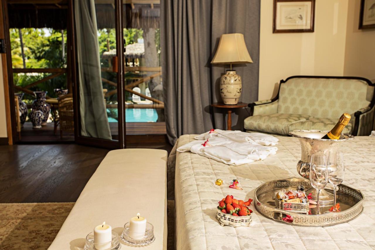 Quarto com Cama King-size e Vista da Piscina